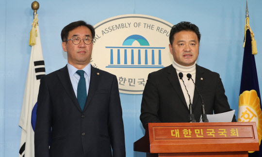 국회 예결위 예산소위 소속인 임종성·맹성규 민주당 의원이 24일 국회 정론관에서 기자회견을 열고 3당 간사 간 예산심사 협의체 구성을 주장하고 있다. 연합뉴스